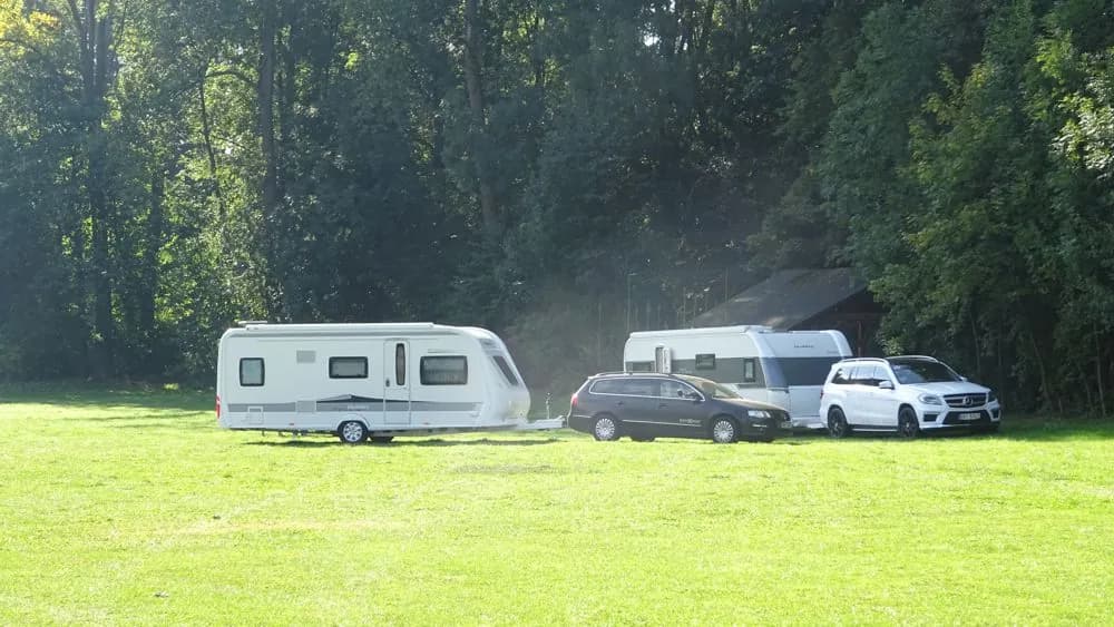 Karavany v autokempu BalonCentrum v lesích Chřibů