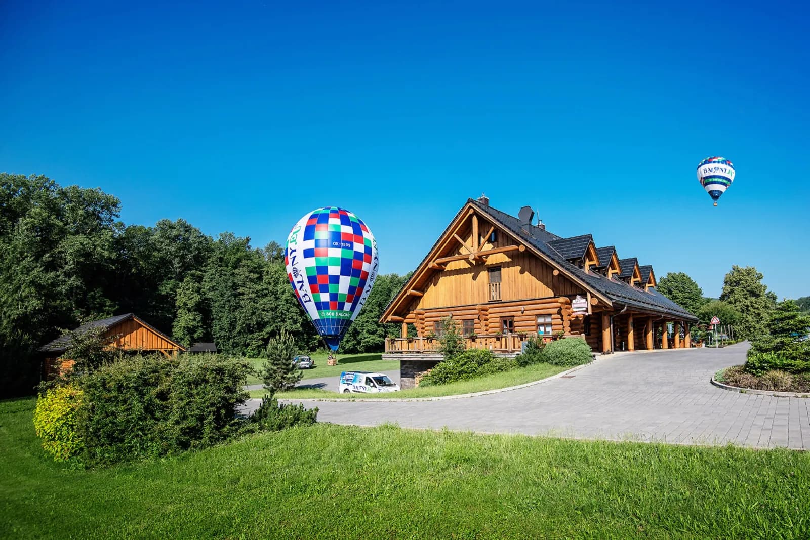 Penzion BalonCentrum s balóny připravenými ke startu