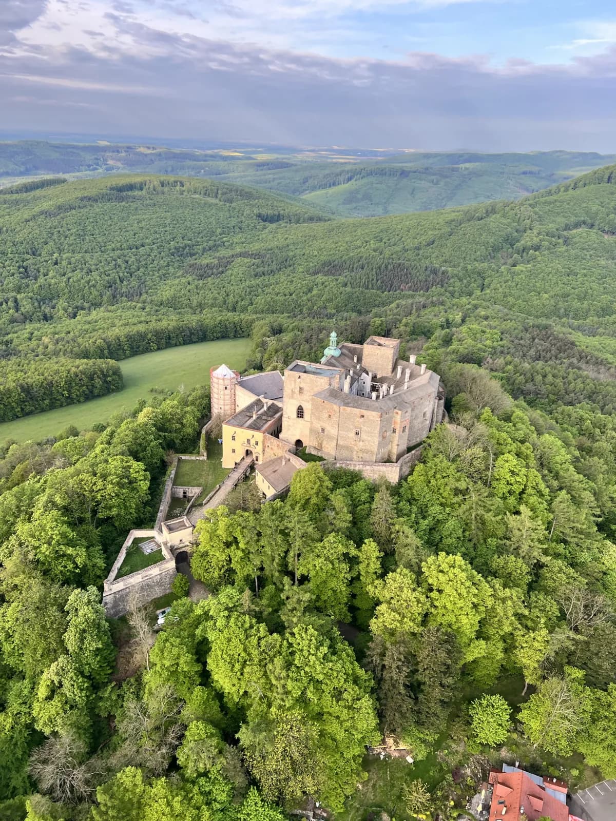 Hrad Buchlov z ptačí perspektivy z balónu