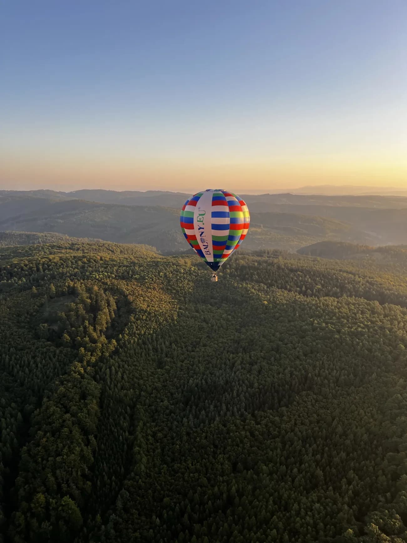 Balón nad zalesněnými Chřiby za svítání