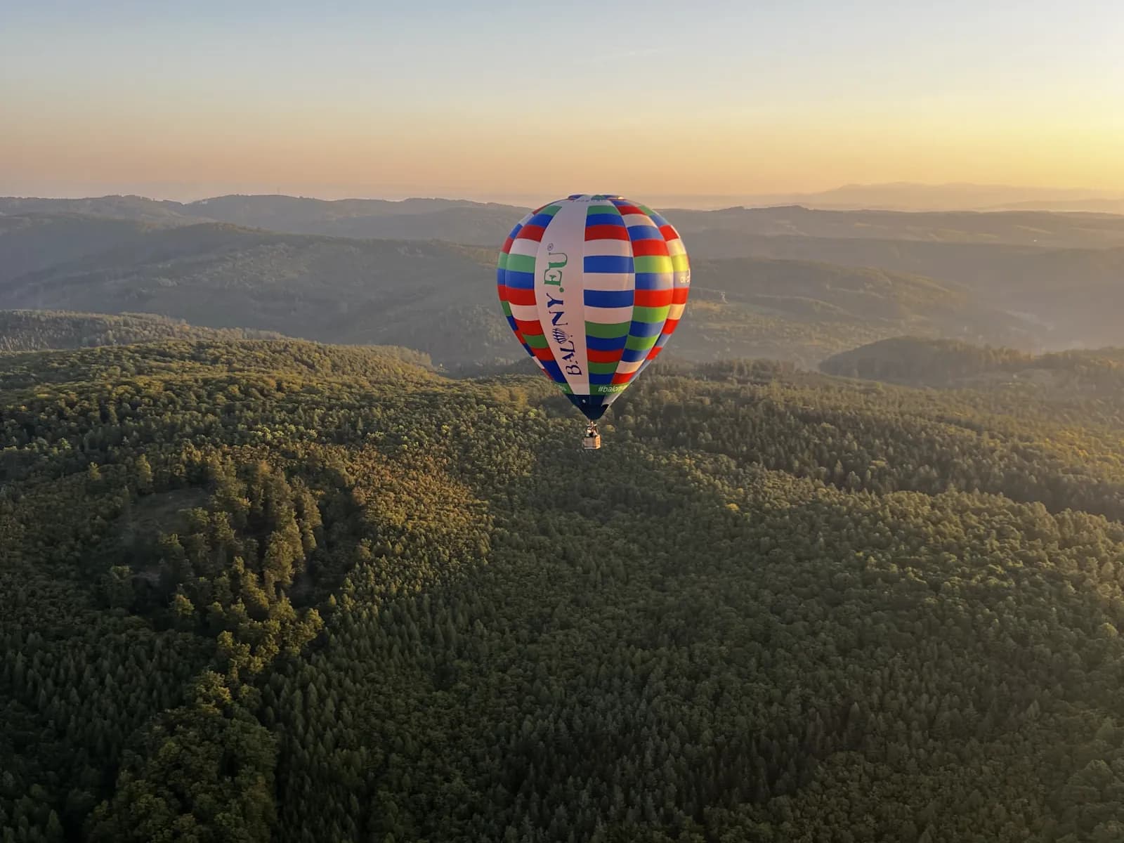 Osamělý balón nad lesy