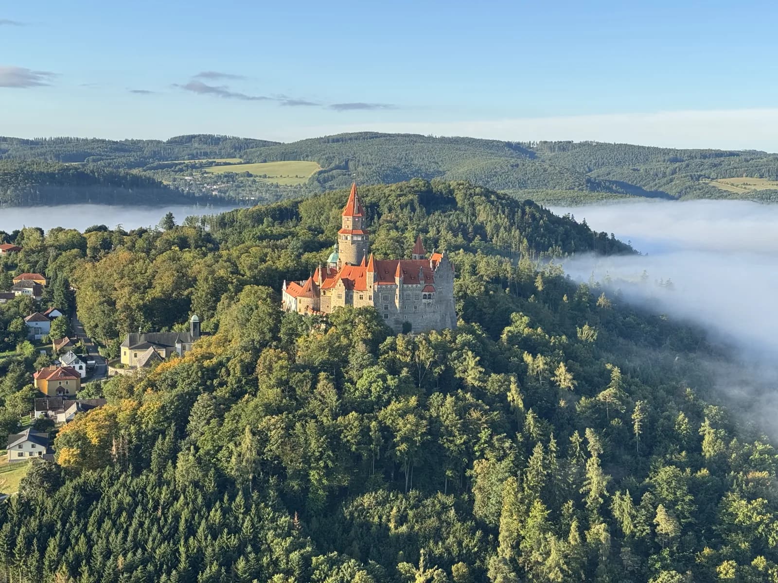 Hrad Bouzov v ranním světle