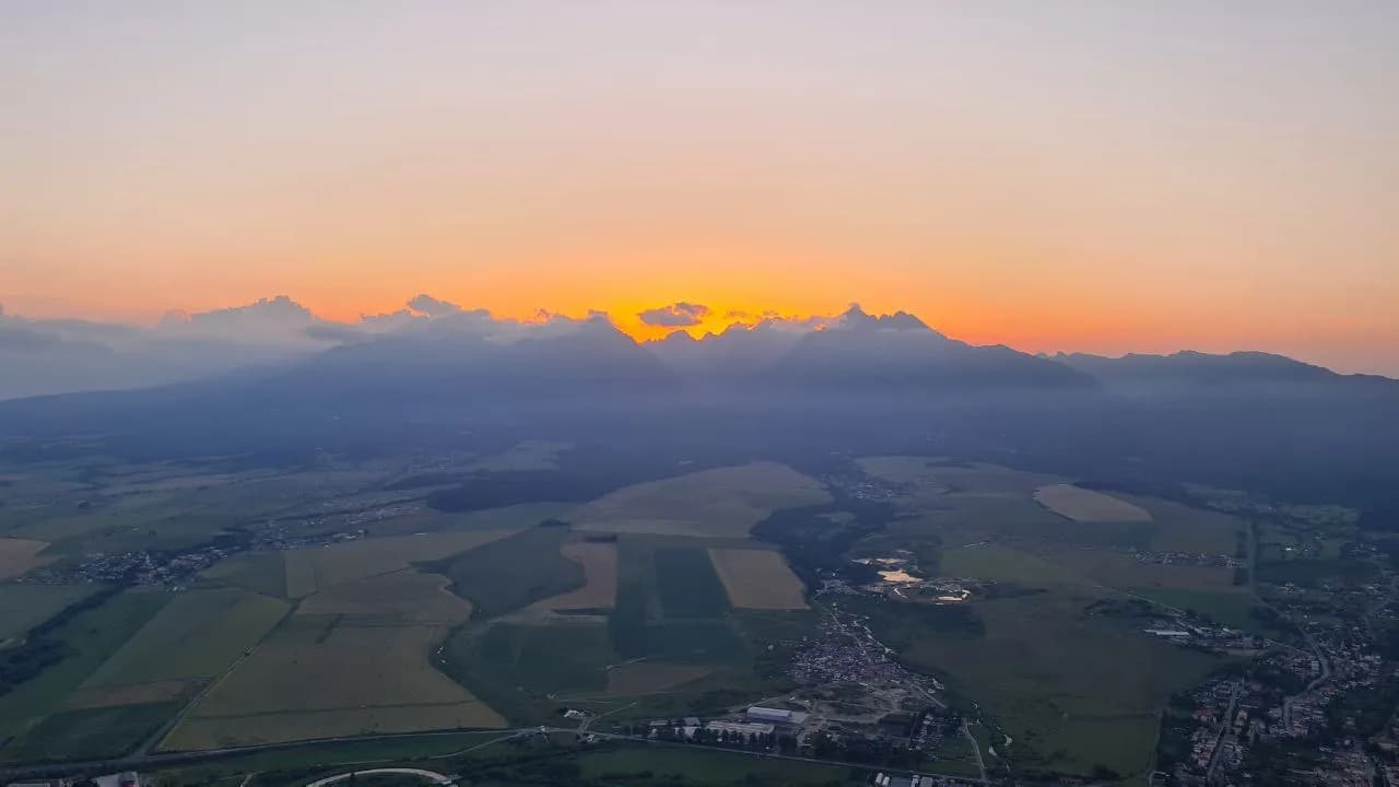 Ohnivý úsvit nad mlžnými Tatrami