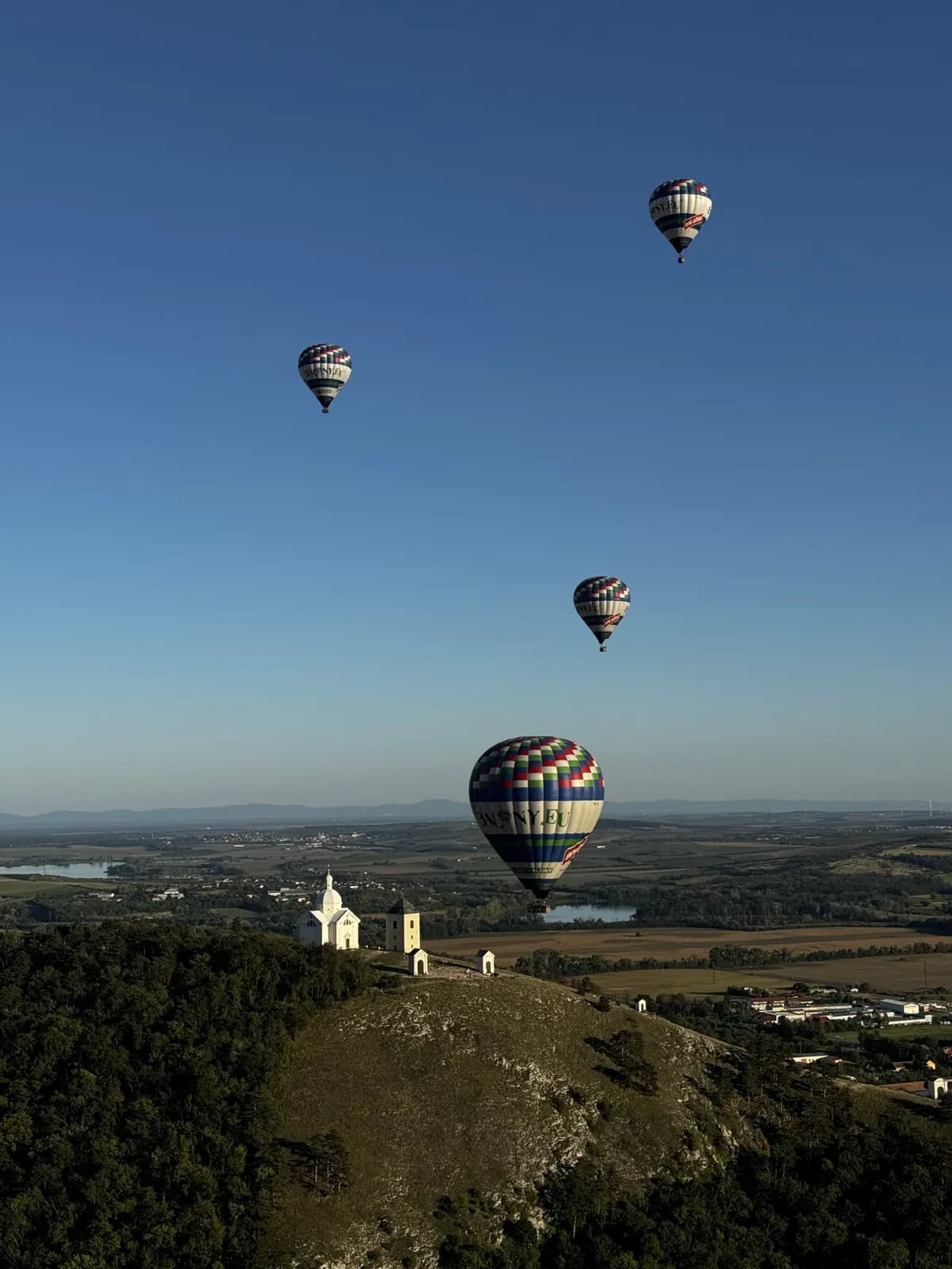 Balóny nad kapličkou na kopci
