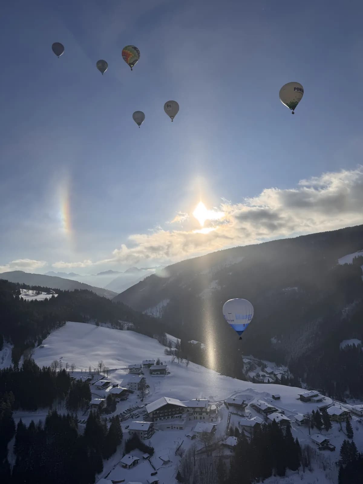 Balóny nad alpskou vesnicí