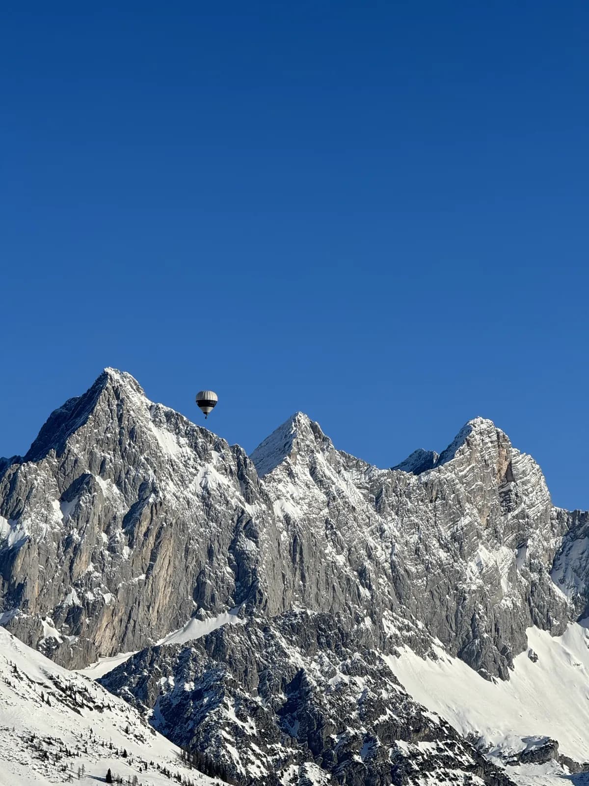 Duhový balón nad Alpami