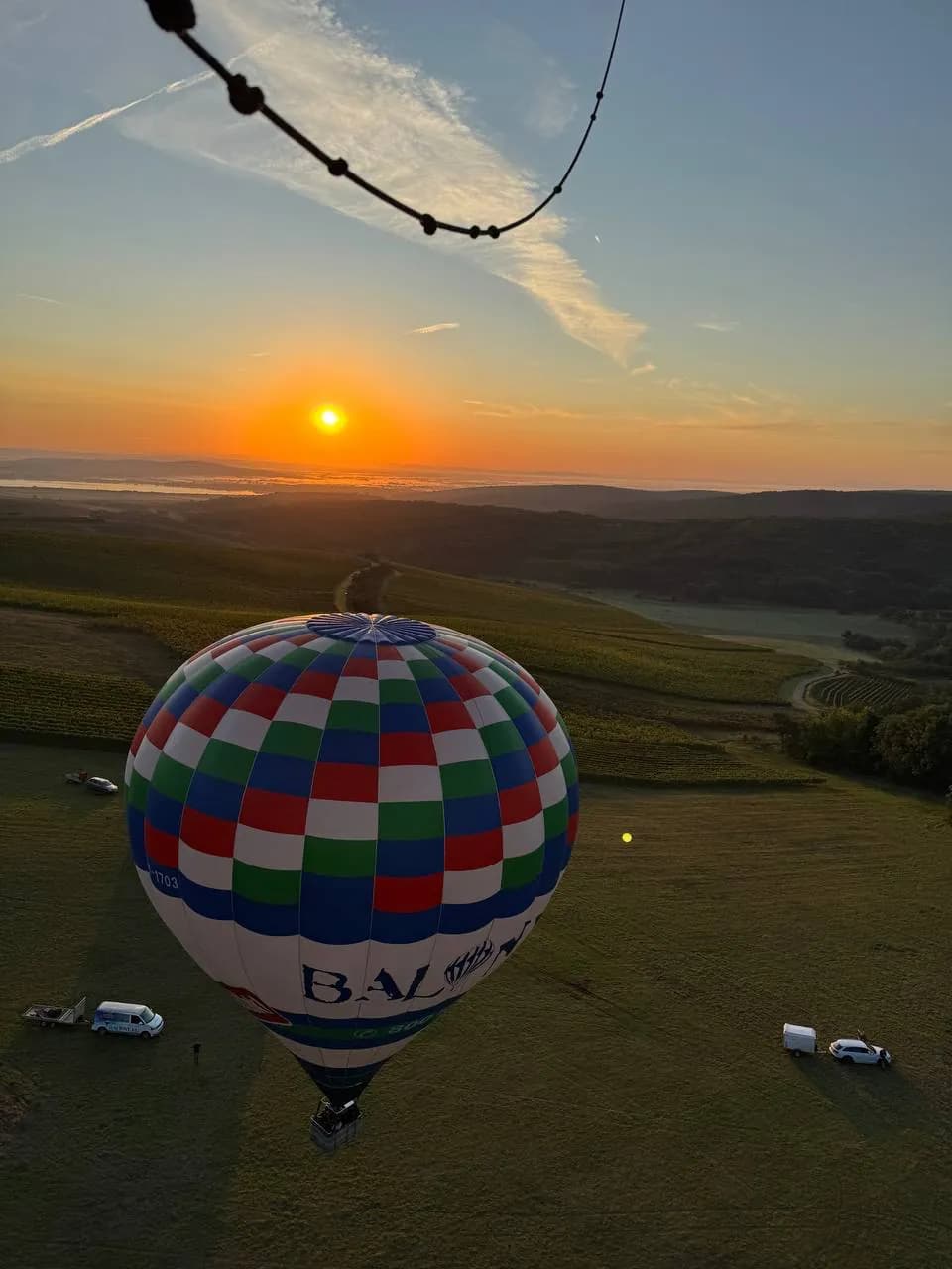 Východ slunce nad vinicemi