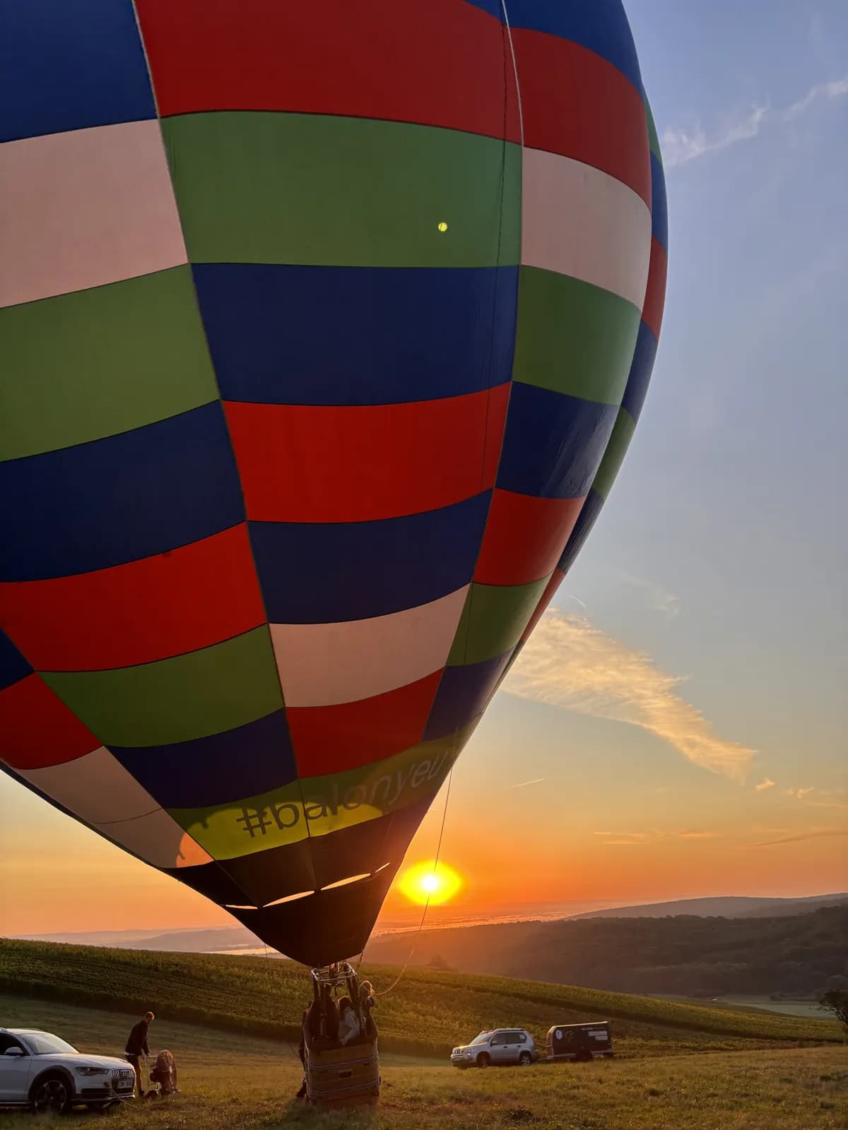 Balón v záři západu slunce
