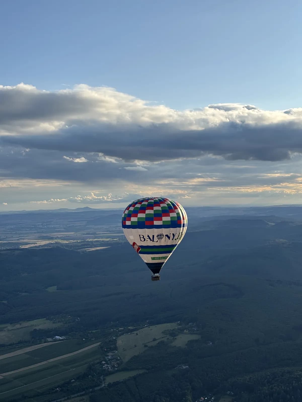 Balón v dramatických oblacích