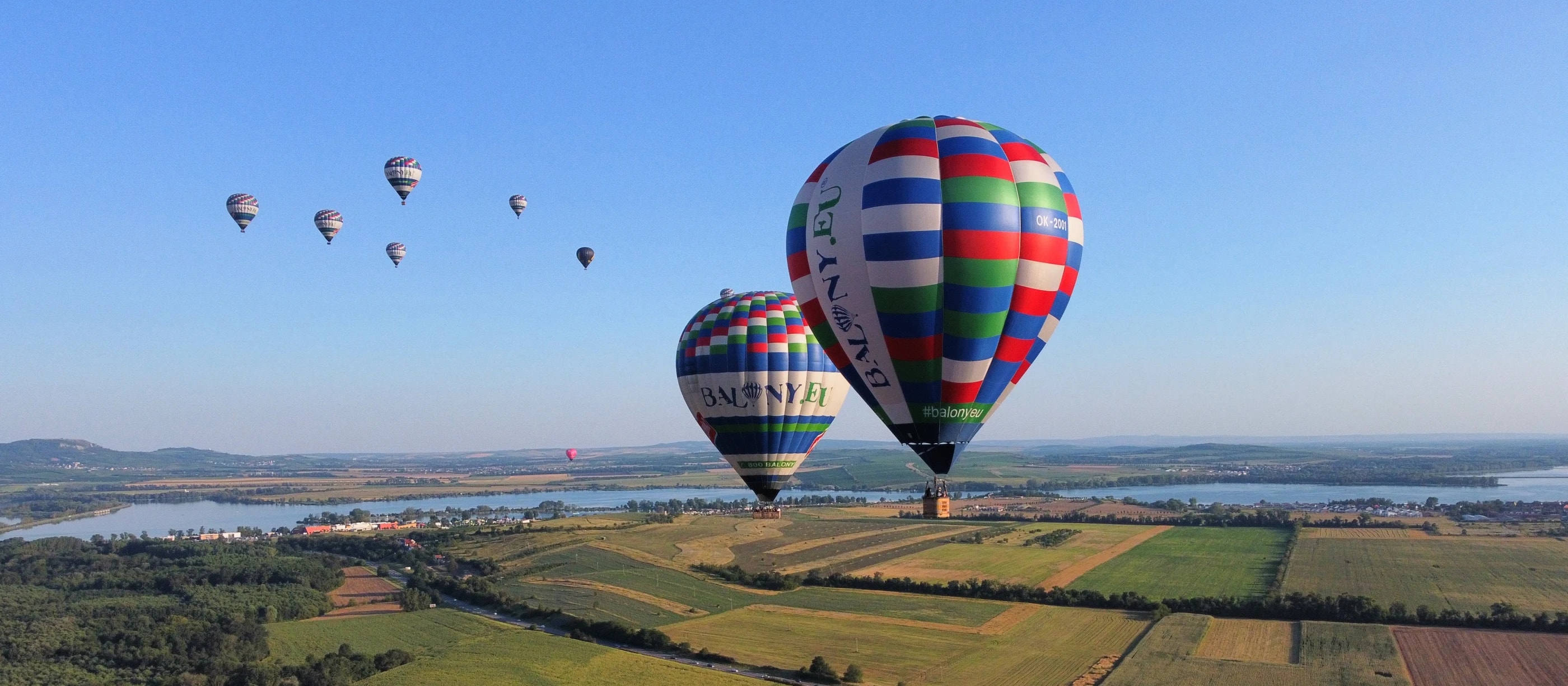 Balóny Balony.eu za letu nad krajinou s jezerem